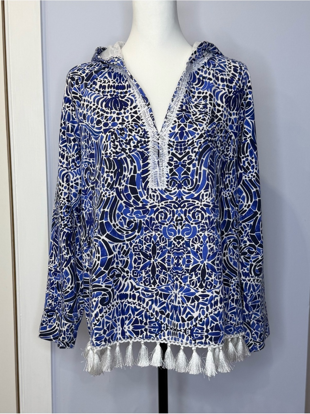 Lilly Pulitzer Blue/white Tassel Hem hoodie top. Cotton. Size L, like new!